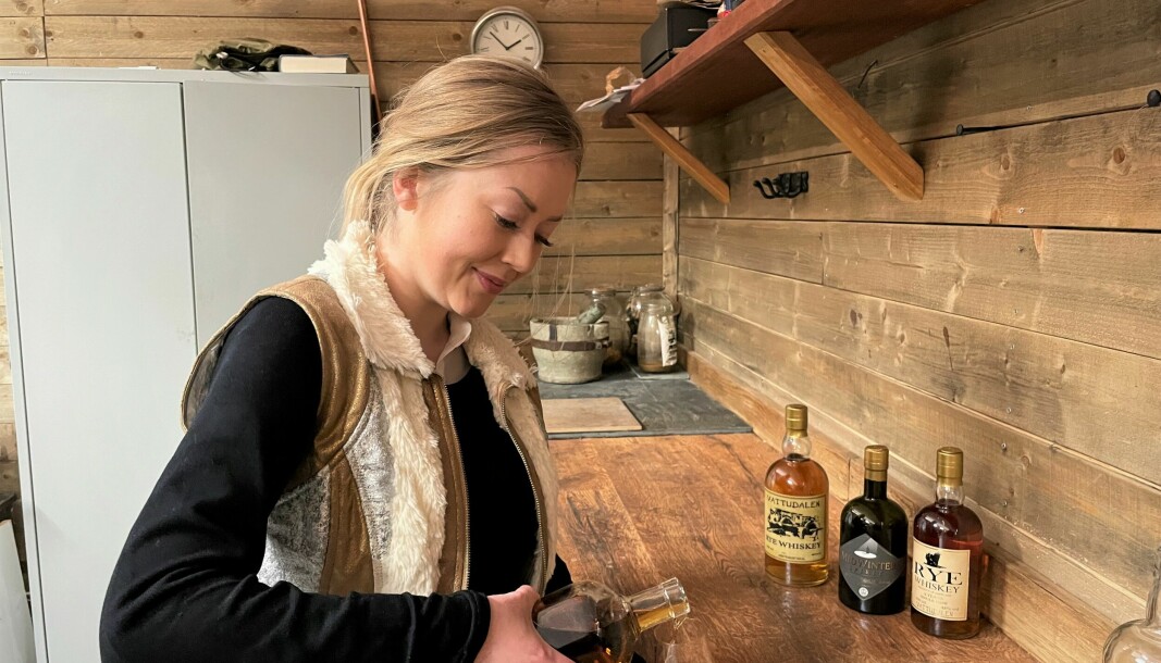 En kryddig doft av jul sprider sig när Emelie slår upp Vattudalen Whiskys nya produkt i samarbete med Östersunds Nya Ångbryggeri. Foto: Anna Westerberg