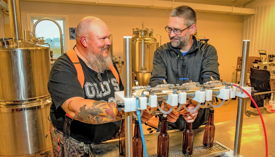 För drygt sex år sedan startade Lars Svensson och Per-Olof Berglund sin bryggeriverksamhet i liten skala. Här tappar de upp öl.