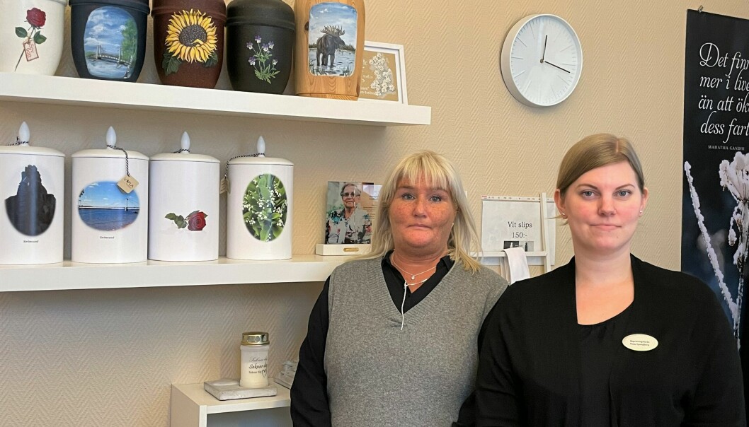 Karin Elverum och Nina Ljungberg från Begravningsbyrån Kerstin Engkvist vittnar om en bransch i förändring. QR-koder på gravstenar och livestreamade begravningar, eller ingen begravning alls, blir allt vanligare.