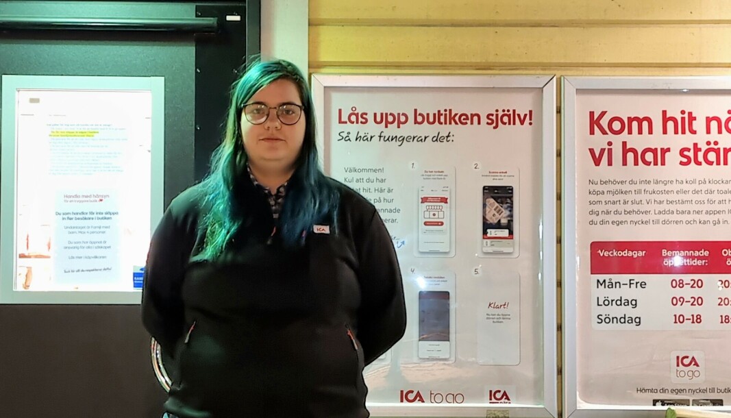 Diana Wårberg som jobbar på ICA Myrviken visar den nya ingången. Hon har själv handlat under självbetjäningstid. – Det var smidigt. Har man bankid, ICA-appen och swish så är det enkelt. Det var faktiskt skönt att handla så, lugnt i butiken, berättar hon. Foto Sonja Björklund Diana Wårberg som jobbar på ICA Myrviken visar den nya ingången. Hon har själv handlat under självbetjäningstid. – Det var smidigt. Har man bankid, ICA-appen och swish så är det enkelt. Det var faktiskt skönt att handla så, lugnt i butiken, berättar hon. Foto Sonja Björklund