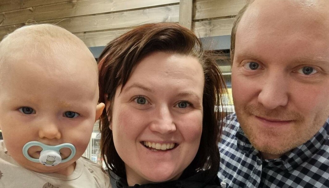 Årets Rossöbor Josefin och Markus Inderdal tillsammans med yngsta barnet Svea. – Det är roligt att satsa på landsbygden, säger Josefin. Årets Rossöbor Josefin och Markus Inderdal tillsammans med yngsta barnet Svea. – Det är roligt att satsa på landsbygden, säger Josefin.