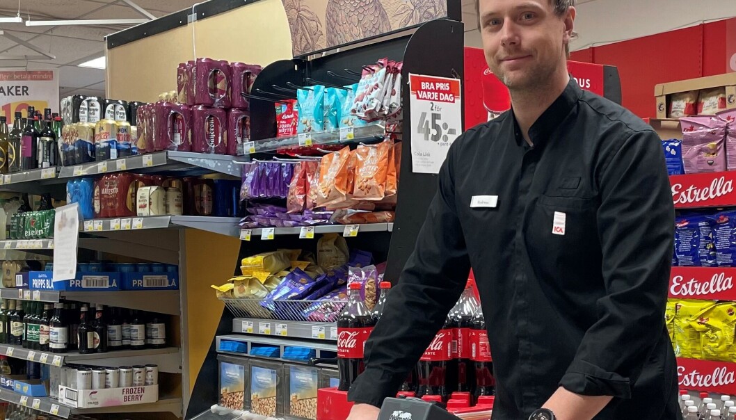 Andreas Skog, ICA-handlare i Backe förstår kundernas besvikelse över att förlora spelmöjligheterna i butiken sedan hans ansökan som ATG-ombud avslogs. Andreas Skog, ICA-handlare i Backe förstår kundernas besvikelse över att förlora spelmöjligheterna i butiken sedan hans ansökan som ATG-ombud avslogs.