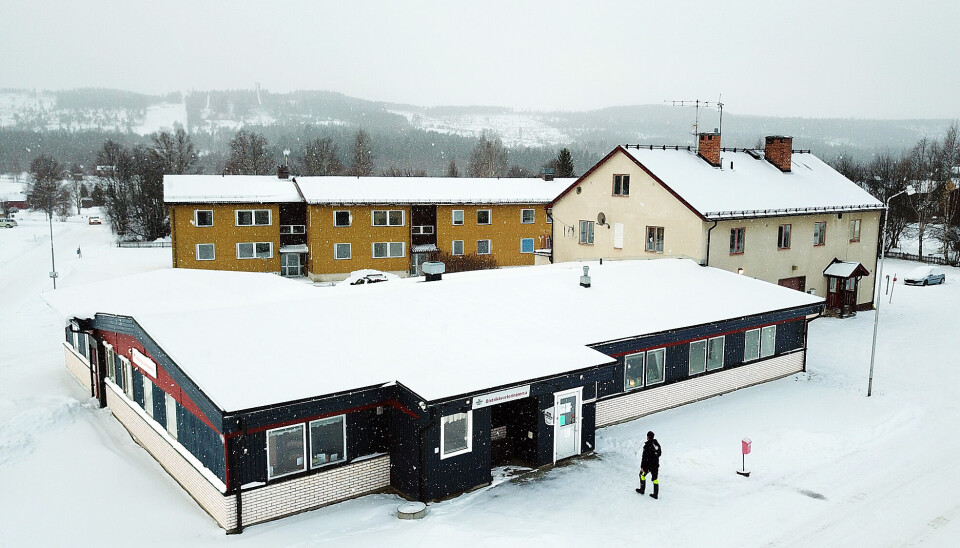 Tre hus som kommunen vill bli av med. Före detta polisstationen, där Jordbruksverket hyr, samt gamla brandstationen med hyreslägenheter. Det bakre, gula, vill Härjegårdar riva.Foto: Håkan Persson Tre hus som kommunen vill bli av med. Före detta polisstationen, där Jordbruksverket hyr, samt gamla brandstationen med hyreslägenheter. Det bakre, gula, vill Härjegårdar riva.Foto: Håkan Persson