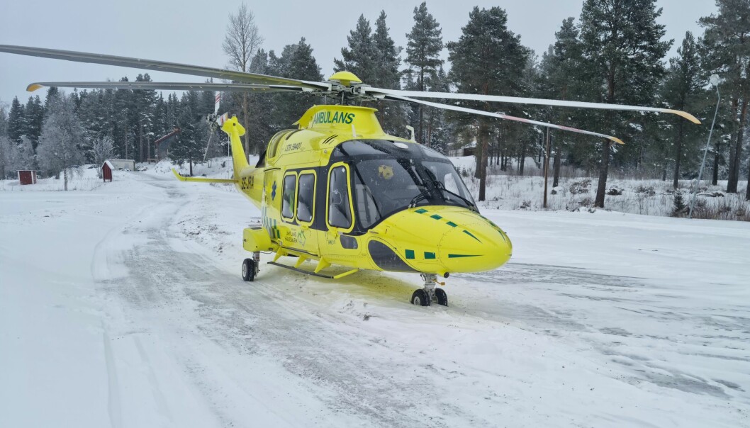 Ambulanshelikoptern kunde på grund av dåligt väder på tisdageftermiddagen inte hämta upp skadad i Ovikenfjällen utan fick möta upp ambulans vid Fröjdholmen.