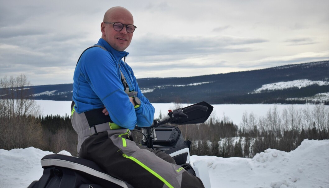 Mattias Lönn vid sin skoter i Åkersjön. Som skotersamordnare vid Krokoms kommun sedan ett år arbetar han intensivt med bland annat projektet Hållbar skoteråkning.