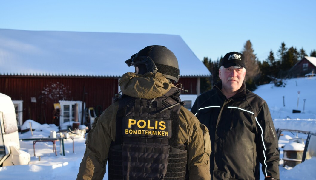 Bombteknikern Mikael och Sune Sjöström diskuterar.