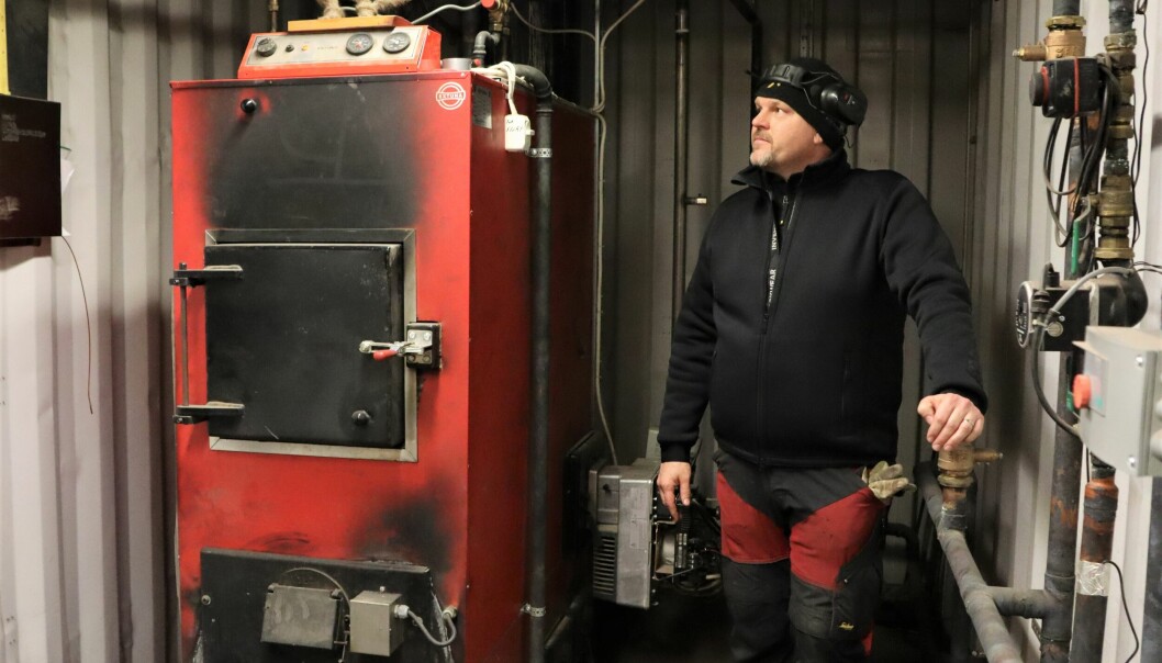 Mikael visar biogaspannan som fördelar värmen till ladugården och de två gårdarna.