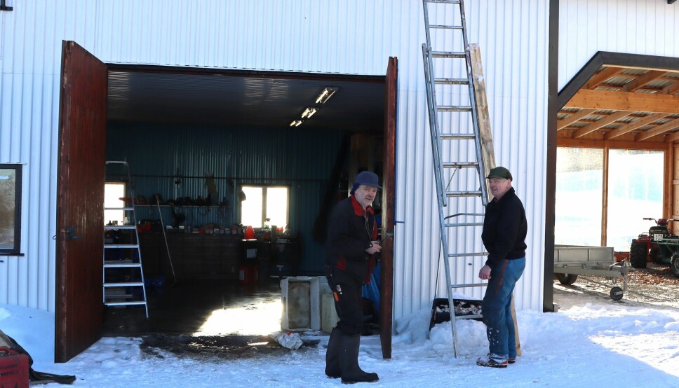 Branden utbröt i verkstaden på Evert Lindholms gård, på fotot med sin bror. När räddningstjänsten släckt branden började de direkt laga de skador branden orsakat på taket.