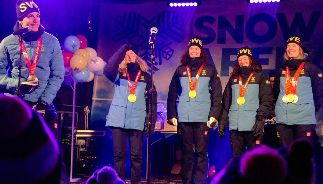 Fem glada medaljörer i skidskytte, Martin Ponsiluoma, Mona Brorsson, Hanna Öberg, Linn Persson och Elvira Öberg.