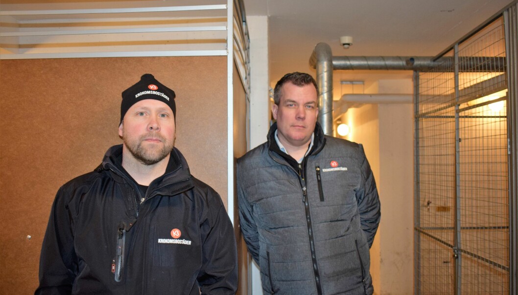 Fredrik Nilsson och Linus Ekqvist i ett av Krokomsbostäders skyddsrum, vid det förråd med nödvändigheter som måste finnas i ett skyddsrum.