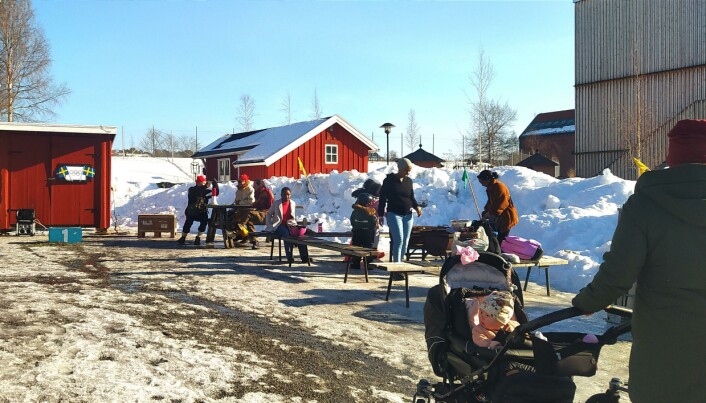 Många föräldrar njöt i solskenet. Många föräldrar njöt i solskenet.