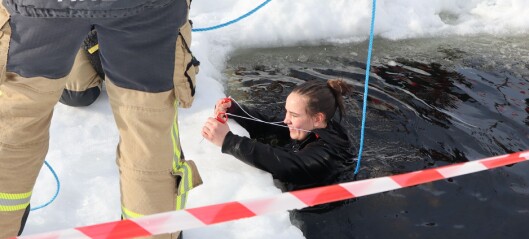 Modiga niondeklassare testade hoppa i isvak i Åre