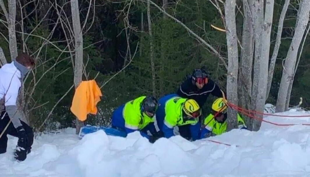 Fjällräddningen fick gräva fram Tilde då bara huvud och händer syntes ovan snön.