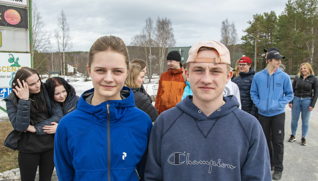 Felicia Ahlberg och John Zakrisson, med klass 9c i bakgrunden, promenerade en dryg mil och samlade in pengar till krigsdrabbade barn i Ukraina.