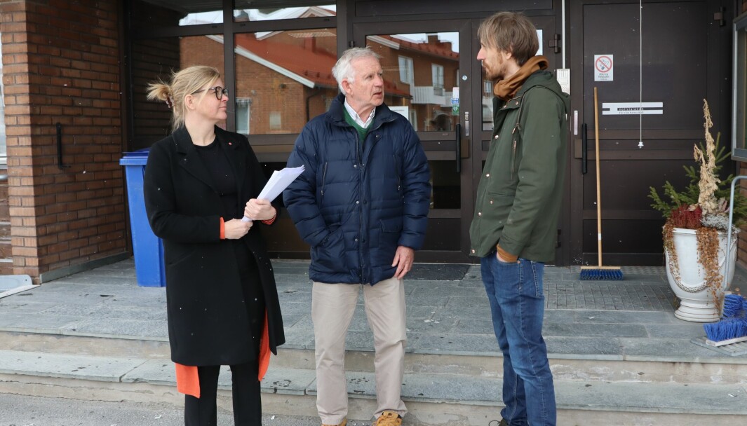 Henrik Kindvall lämnade över en protestlista med 3233 underskrifter till Berg kommun, representerade av kommunstyrelsens ordförande Therese Kärngård och vice ordförande Bo Karlsson.