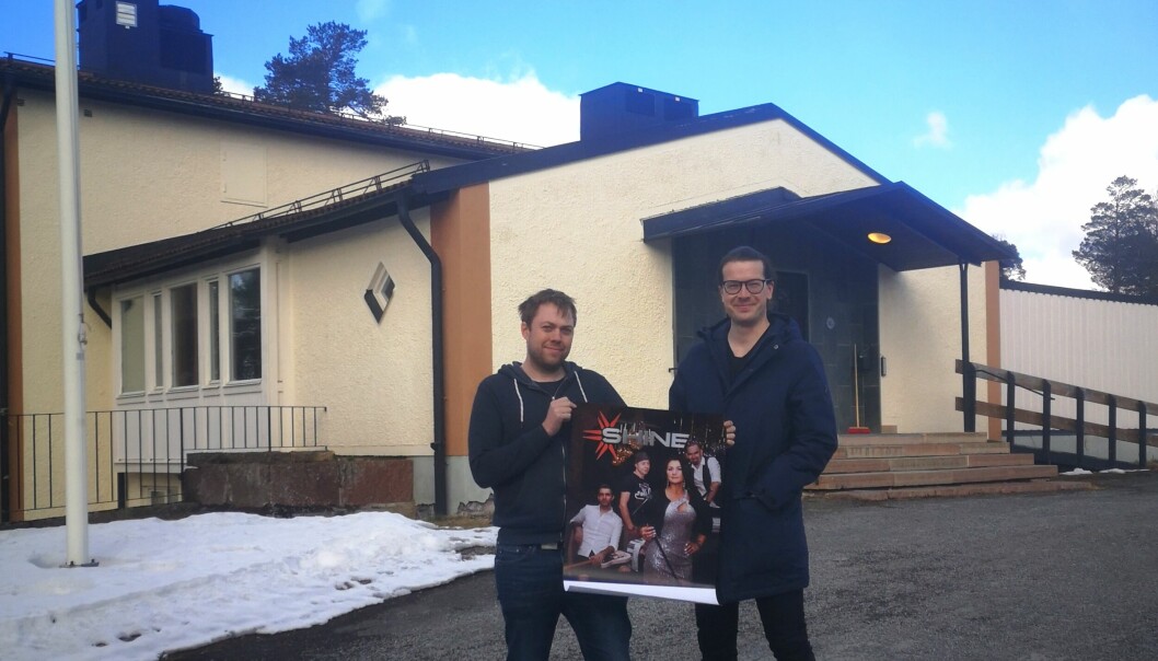 Birk Wikén t.v. och Gustav Mårtensson ska börja arrangera dans här på Ordenshuset i Brunflo. Första bandet blir Shine, vilket framgår av affischen. Foto: Privat