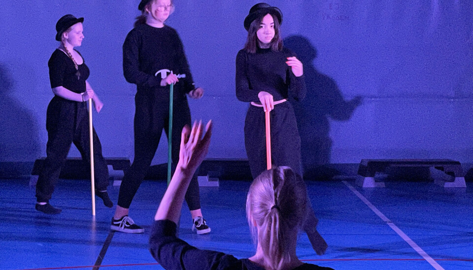 Alice, Selma och Natalie får vägledning av kulturskolepedagogen Therese Didrick.