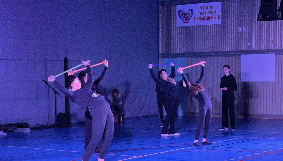 Dansarna Selma, Natalie, Emma och Stina var bland de danselever som samlade in 10 000 kronor till Ukrainas barn.