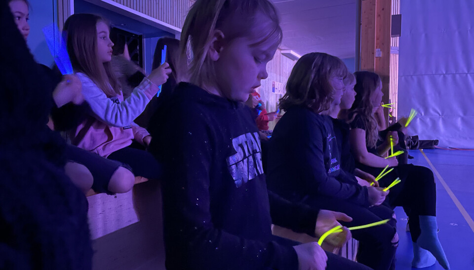 Dansare från årskurs ett och två väntar på finalnumret där de dansar med blå och gula ljusstavar till det ukrainska bidraget till Eurovision.