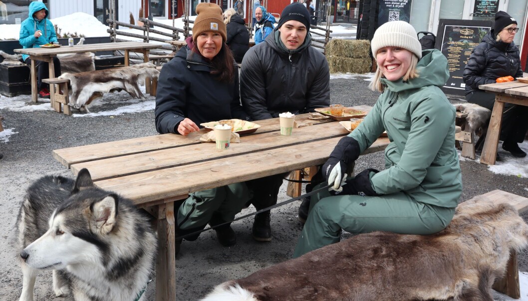 Christina och Hugo Delryd och Felicia Curbo från Stockholm lät sig väl smaka. Christina och Hugo Delryd och Felicia Curbo från Stockholm lät sig väl smaka.