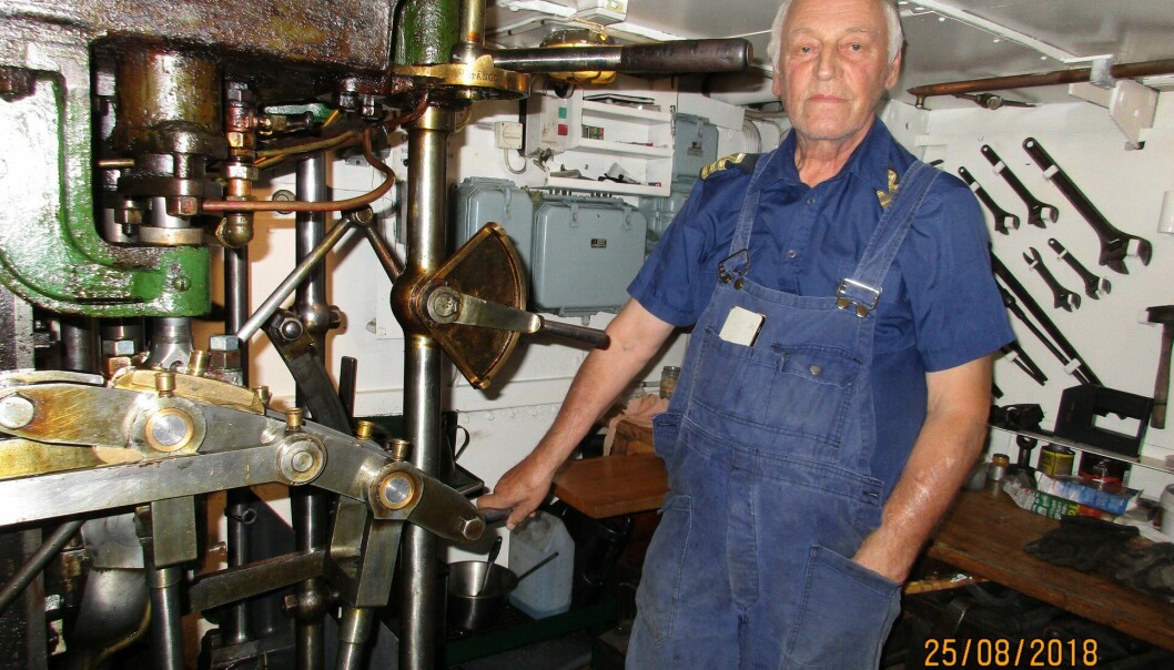 Rätt skött blir ångmaskiner väldigt driftsäkra, säger Örjan Bergqvist här vid ångbåten Östersunds 2-cylindriga, 120-hästars compoundångmaskin från 1903.