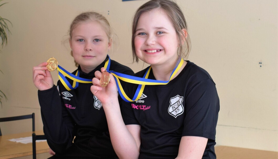 Tyra och Elise från Krokom Dvärsätts IF hade spelat klart sina matcher och var stolta över sina medaljer.