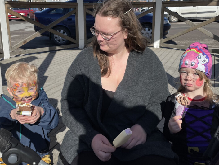Lucas, Agneta och Tova tar igen sig efter paraden med varsin välförtjänt glass som är barnens favorit.