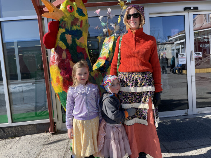 Wilma, sju år, och Alice, tre år, tillsammans med mamma Tova. Wilma berättar att hon tränar på att lära sig skriva med hjälp av meningar som “godis är gott”. Wilma, sju år, och Alice, tre år, tillsammans med mamma Tova. Wilma berättar att hon tränar på att lära sig skriva med hjälp av meningar som “godis är gott”.