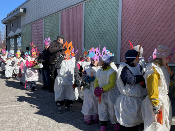 Första påskparaden på två år lockade hundratals Förskoleavdelningen Grottan var utklädda till kaniner och vann 500 kronor.
