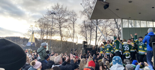 Bildspel: ÖIK-spelarna hyllades av tusentals i Badhusparken