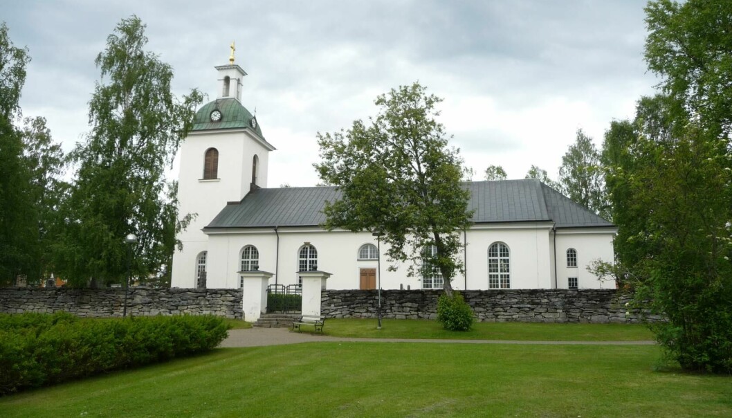 Efter ett strömavbrott satte kyrkklockorna i Ströms kyrka igång natten mot söndagen.