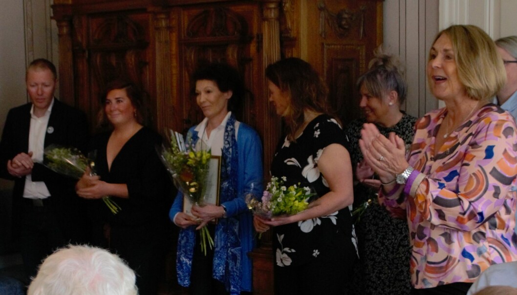 Heliane Klingelhöfer-Grundel (klädd i blått), Sörbygden, tog emot diplomet för Årets serviceföretag.