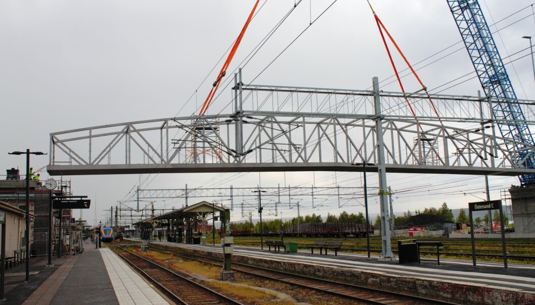 Östersund fick under torsdagen ett nytt landmärke, med konturerna av den nya brodelen.