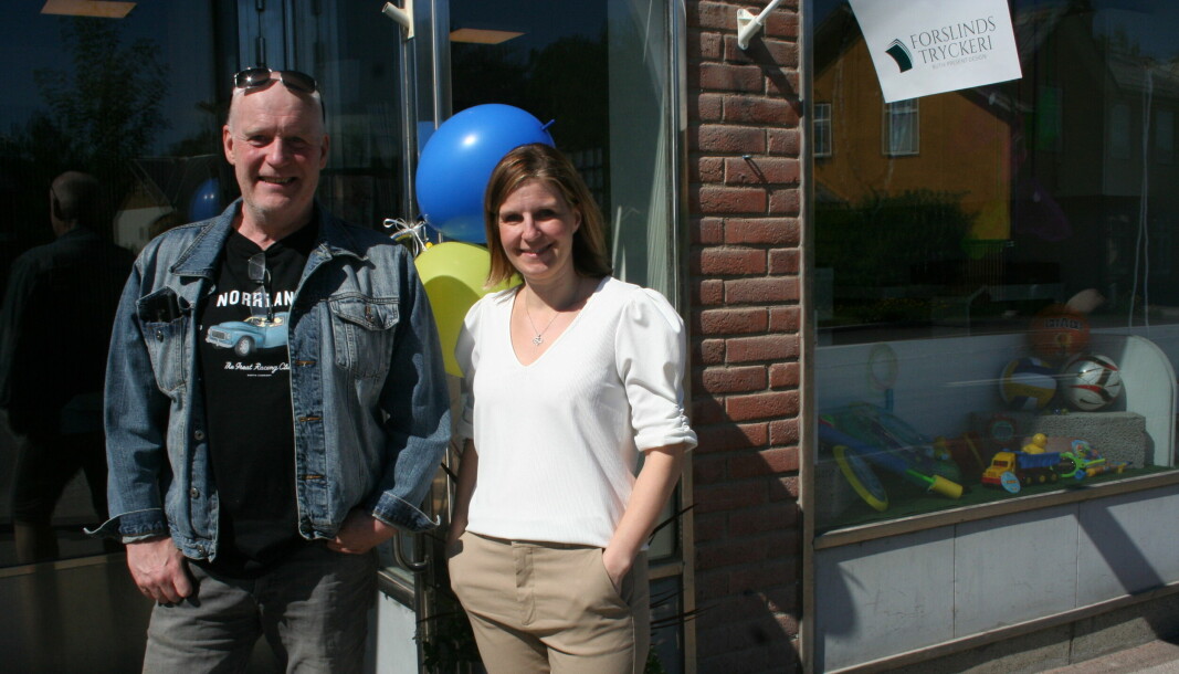 Tidigare ägaren Hasse Paulsson tillsammans med nye ägaren Jenny Forslind, Forslinds tryckeri.