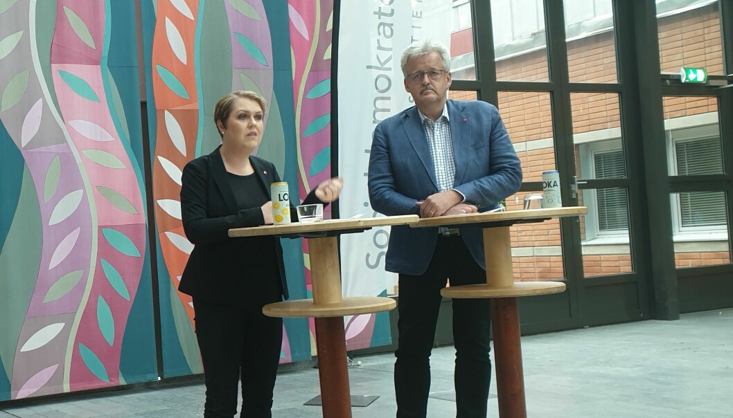 Socialminister Lena Hallengren och Bengt Bergqvist, som kandiderar till ordförande i regionstyrelsen.