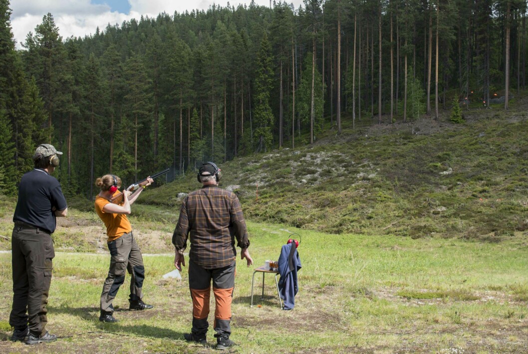 Linnea Bergström skjuter lerduvor med två av instruktörerna, vilka fick stort beröm av deltagarna.