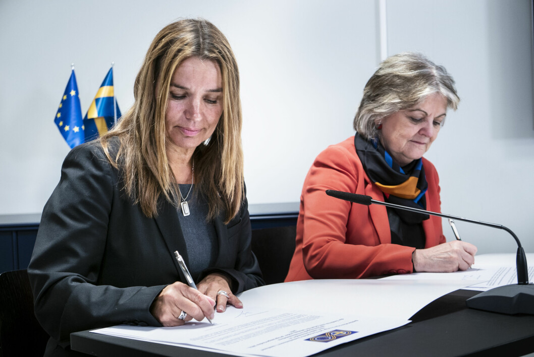 Anna-Caren Sätherberg och EU-kommisionären Elisa Ferreira undertecknar överenskommelsen.
