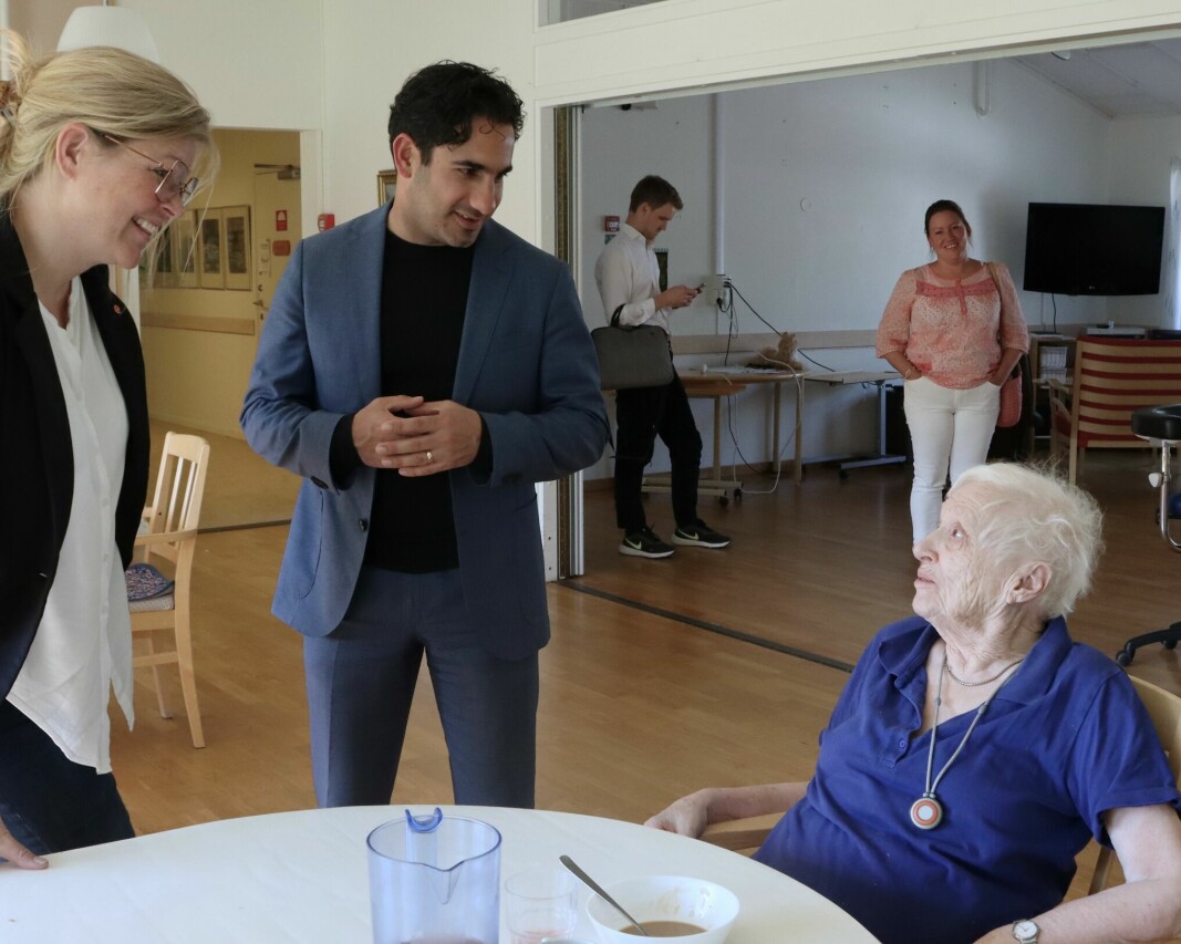 Under besöket på Tallgläntan i Hackås fick socialförsäkringsministern och Kärngard en pratstund med en av de boende, Märta Hansen.