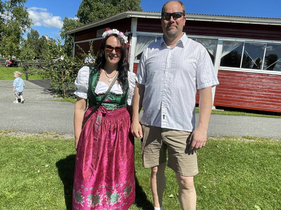 Birgit Weisel Mårtensson i sin traditionella folkdräkt från Bayern. Här tillsammans med svågern Magnus Mårtensson.