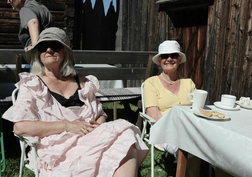 Systrarna Lisa Hansson och Ruth Lundqvist njöt av väder och fika vid den gamla gården. 'Det är så härligt att det kommit igång igen'.
