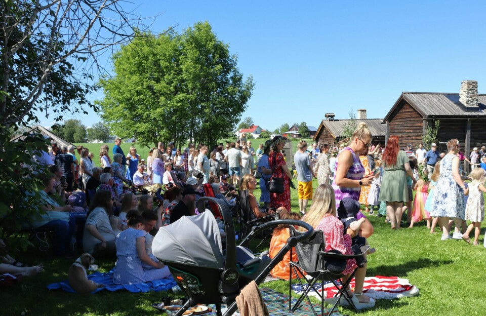 Många hade i år sökt sigt till Ovikens hembygdsgård för att fira midsommar.