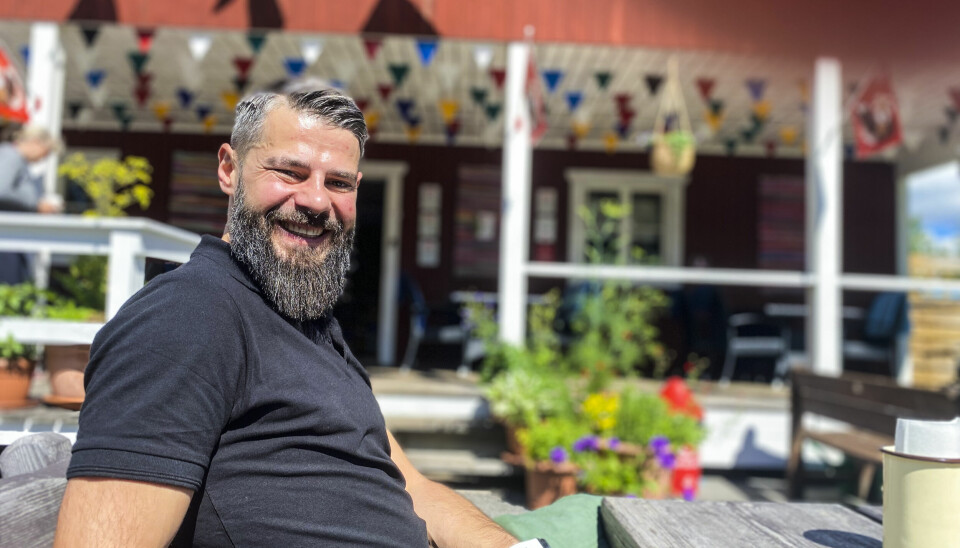 Kamil Czyzykowsk driver restaurangen vid Gimårasten och är nöjd med starten på sommaren. Foto: Simon Gunnholt.