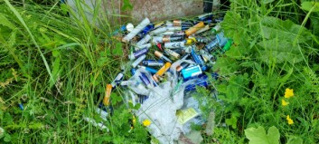 Överfull batteriholk riskerar kemikalier i marken Överfull batteriholk riskerar kemikalier i marken