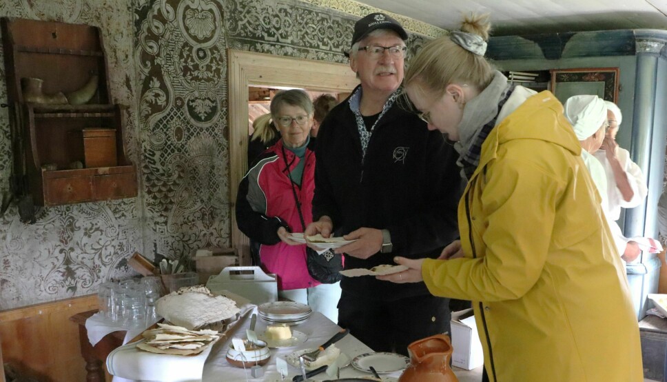Elin, K-G och Karin Jirdén har som tradition att besöka hembygdsgården när det är fäbodfrukost.