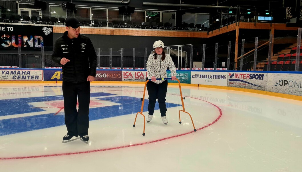 Anna Olauzon med sin tränare Janusz Karweta Anna presterar graciöst sina piruetter på isen i Östersund Arena