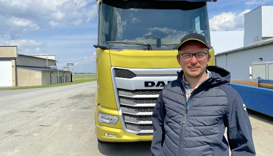 Hampus Linde hoppas att lastbilsföretag ska använda de nya laddstolparna i Brunflo. Foto: Tommy Norin