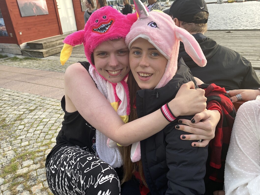 Johanna Gillberg fick en bamsekram av André Edberg, båda från Östersund. Johanna Gillberg fick en bamsekram av André Edberg, båda från Östersund.