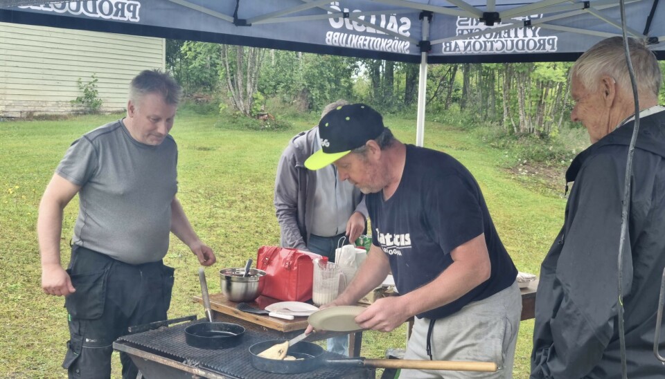 Torsten Nordin och Per-Göran Skoog kunde skydda sig under ett tälttak när de stekte kolbullar vid Stenhammaren. Torsten Nordin och Per-Göran Skoog kunde skydda sig under ett tälttak när de stekte kolbullar vid Stenhammaren.