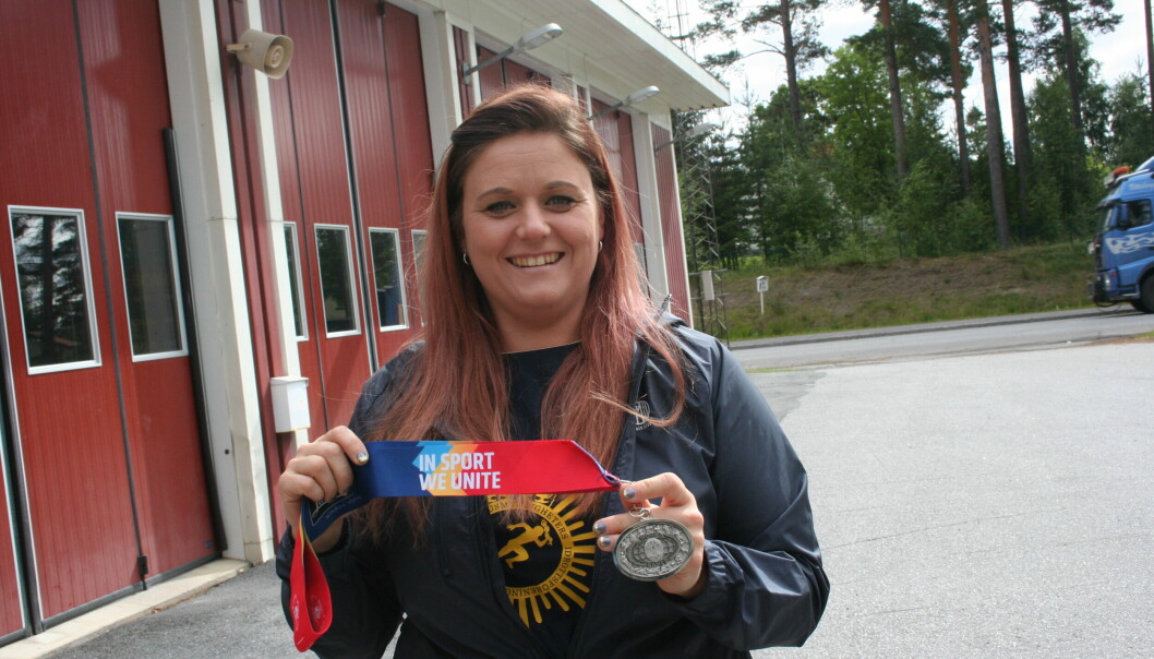 Caroline Jonsson visar stolt upp VM-silver medaljen