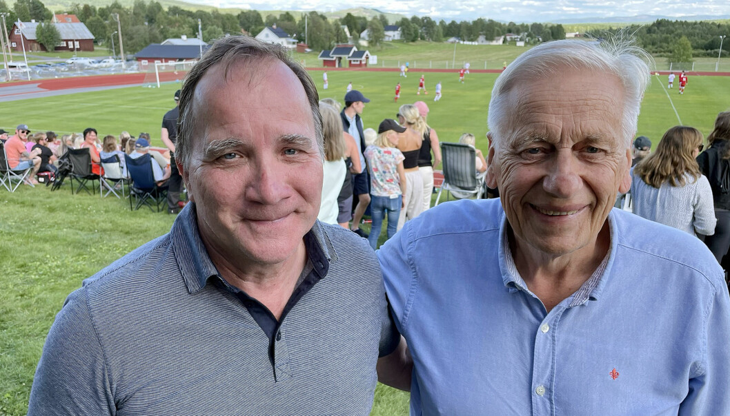 Stefan Löfven och Tommy Söderberg njöt av fotboll på Söderåsen Hede. Foto: Håkan Persson